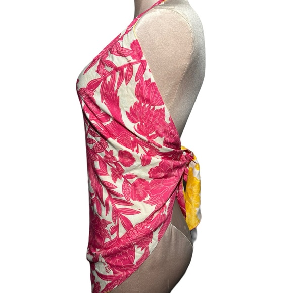 Farm Rio halter top in size Medium. Ties in back. EUC - Picture 7 of 15